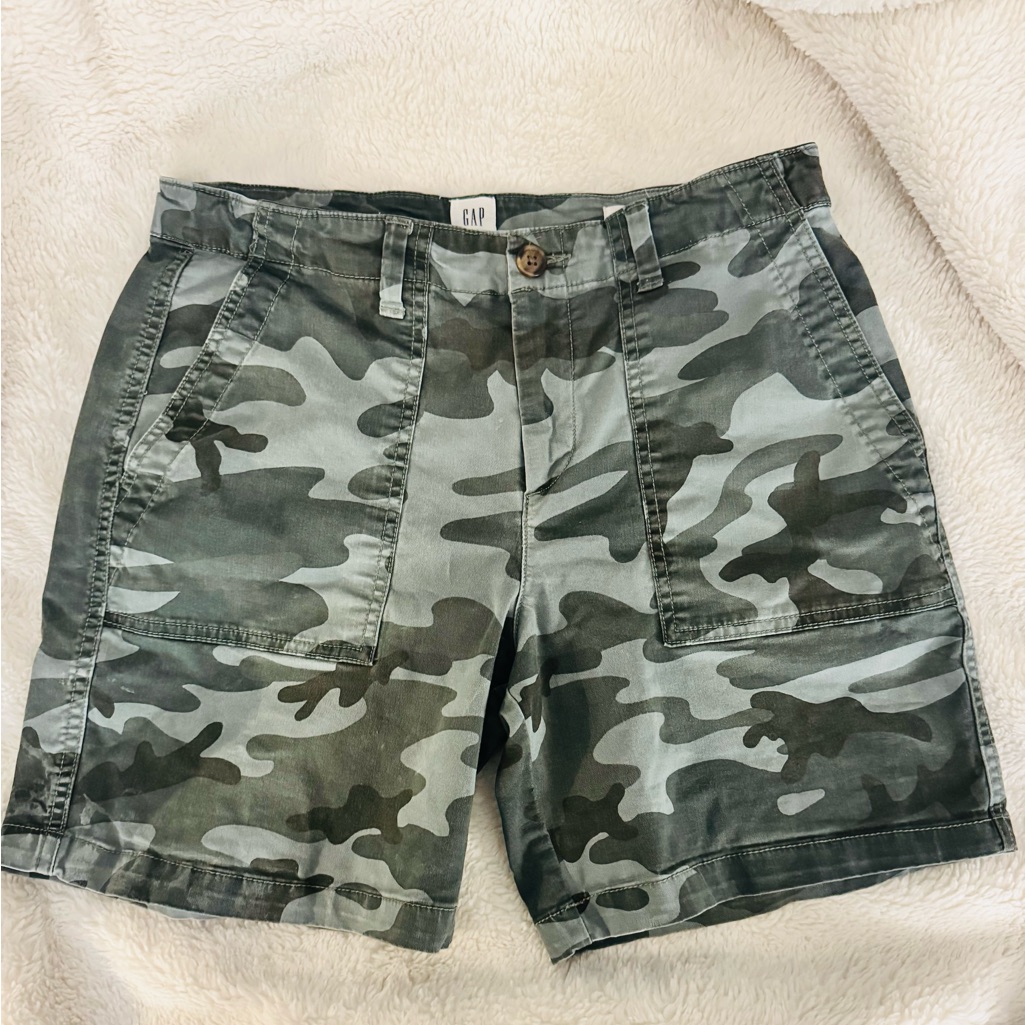 Gap Women's Camouflage Cargo Shorts - Green